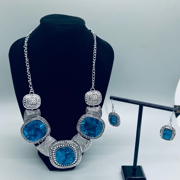 Jewelry - Chic Silver Statement Necklace with Blue Accents
